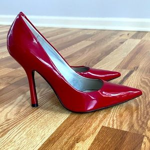 Red guess heels 👠